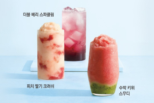 할리스커피의 여름 과일 음료 신제품 2종이 높은 인기를 누리고 있다. <할리스커피 제공>